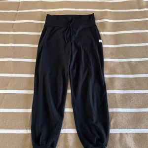 Excellent condition vuori daily joggers, small
